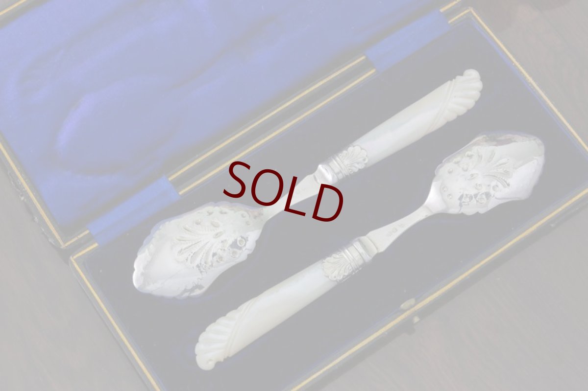 画像3: シルバープレート製　ヴィクトリアン 白蝶貝ハンドル　手彫り　美装飾　ジャムスプーンセット (3)