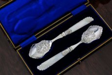 画像1: シルバープレート製　ヴィクトリアン 白蝶貝ハンドル　手彫り　美装飾　ジャムスプーンセット (1)