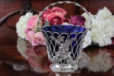 画像1: シルバープレート製　1858年製作　Elkington ワイヤーワーク　ブルーグラスシュガーバスケット (1)