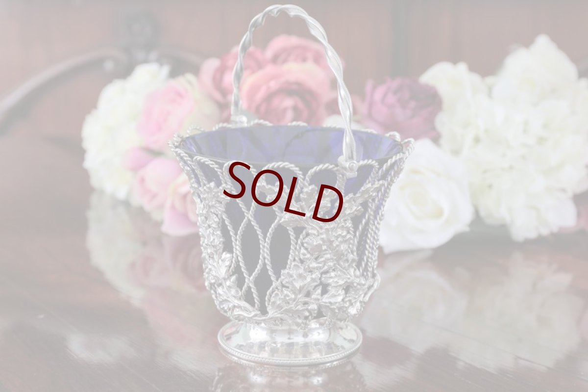 画像2: シルバープレート製　1858年製作　Elkington ワイヤーワーク　ブルーグラスシュガーバスケット (2)