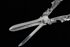 画像6: 純銀製（925）　1898年Walker & Hall ロココ装飾が見事なグレープシザース (6)