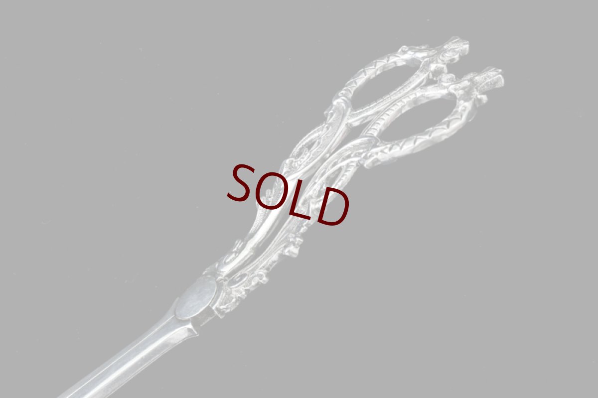 画像8: 純銀製（925）　1898年Walker & Hall ロココ装飾が見事なグレープシザース (8)