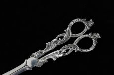 画像5: 純銀製（925）　1898年Walker & Hall ロココ装飾が見事なグレープシザース (5)