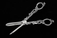 画像2: 純銀製（925）　1898年Walker & Hall ロココ装飾が見事なグレープシザース (2)