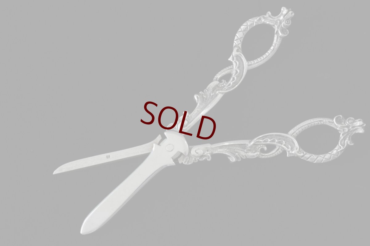 画像4: 純銀製（925）　1898年Walker & Hall ロココ装飾が見事なグレープシザース (4)