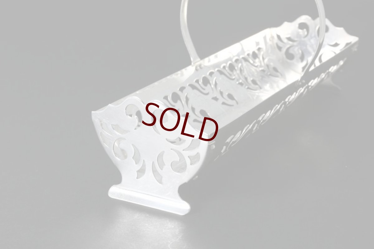 画像2: シルバープレート製　ヴィンテージ　打ち出し彫刻と透かし細工　ビスケットトレイ (2)