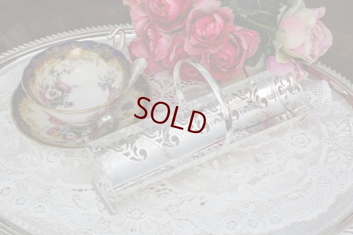 画像1: シルバープレート製　ヴィンテージ　打ち出し彫刻と透かし細工　ビスケットトレイ (1)