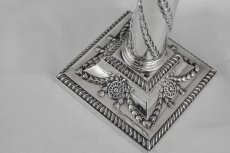 柱の根元に3mm程度のへこみキズがあります。