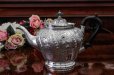 画像2: シルバープレート製　ヴィクトリア時代後期　お花の　ハンドチェイシング　ティーコーヒー4点セット