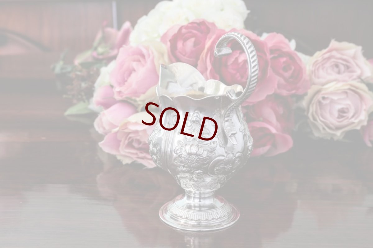 画像2: 純銀製（９２５）ジョージ三世1762年　ハンドクラフテッド　お花のクリームジャグ (2)