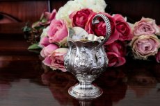 画像2: 純銀製（９２５）ジョージ三世1762年　ハンドクラフテッド　お花のクリームジャグ (2)