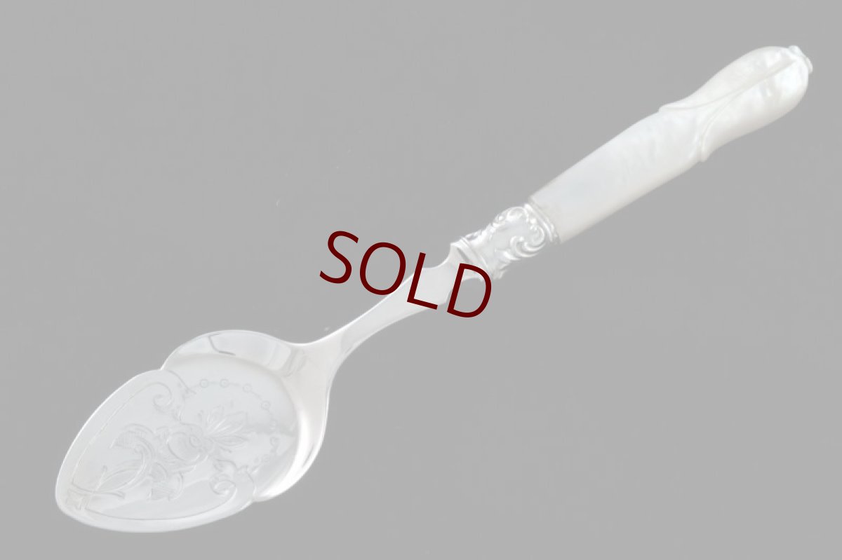 画像1: シルバープレート製　1900年前後　白蝶貝ハンドル　お花の彫刻　ジャムスプーン (1)