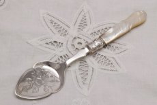 画像2: シルバープレート製　1900年前後　白蝶貝ハンドル　お花の彫刻　ジャムスプーン (2)