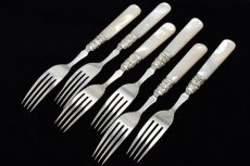 画像6: シルバープレート製　1897年 美手彫り　白蝶貝ハンドル　デザートカトラリー6組セット (6)