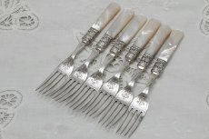 画像7: シルバープレート製　1897年 美手彫り　白蝶貝ハンドル　デザートカトラリー6組セット (7)