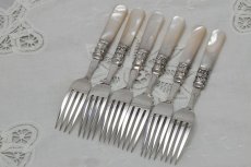 画像8: シルバープレート製　1897年 美手彫り　白蝶貝ハンドル　デザートカトラリー6組セット (8)