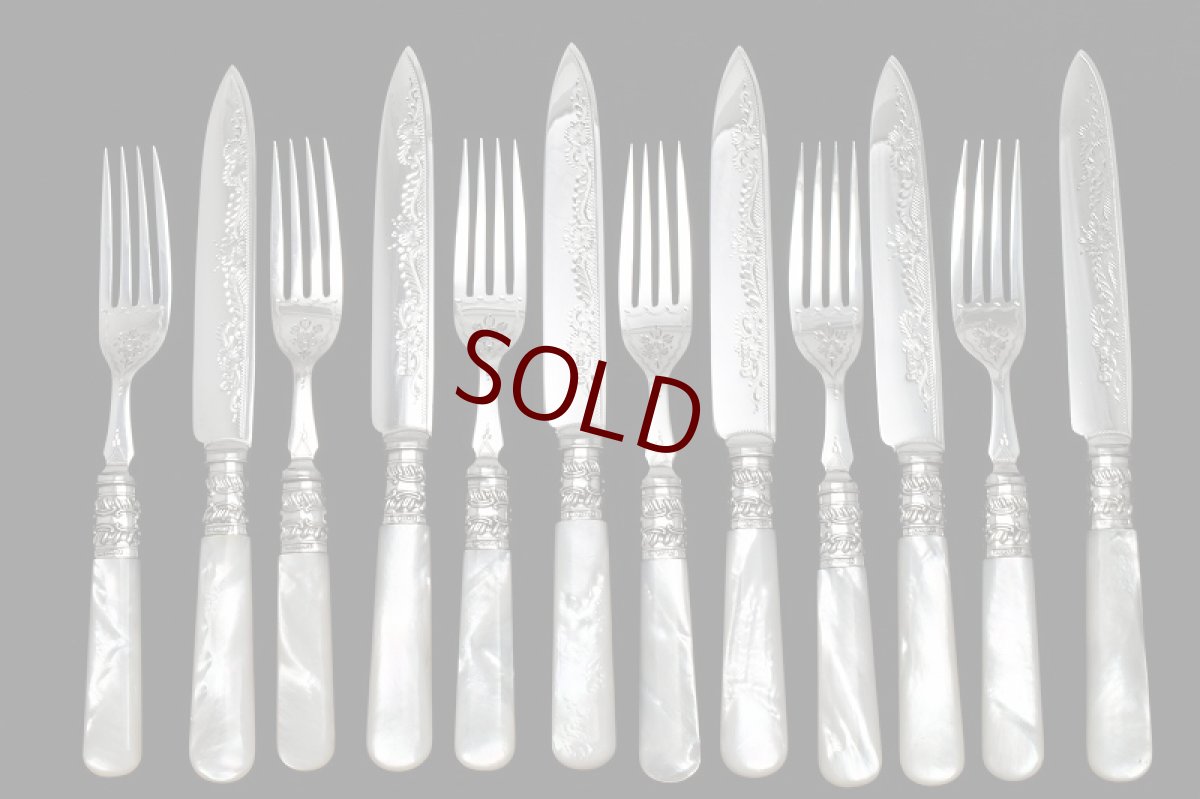 画像2: シルバープレート製　1897年 美手彫り　白蝶貝ハンドル　デザートカトラリー6組セット (2)