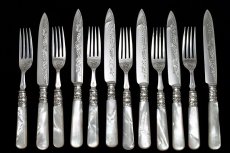 画像2: シルバープレート製　1897年 美手彫り　白蝶貝ハンドル　デザートカトラリー6組セット (2)