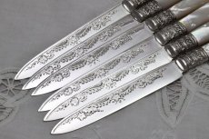 画像1: シルバープレート製　1897年 美手彫り　白蝶貝ハンドル　デザートカトラリー6組セット (1)