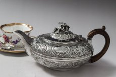 画像1: 純銀製（925）ジョージアン　1823年バーナード制作、お花のチェイシング　手作り　ティーポット (1)