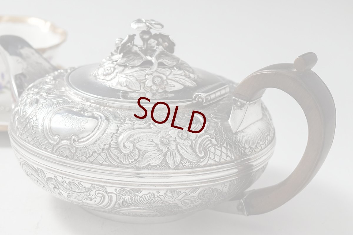 画像2: 純銀製（925）ジョージアン　1823年バーナード制作、お花のチェイシング　手作り　ティーポット (2)