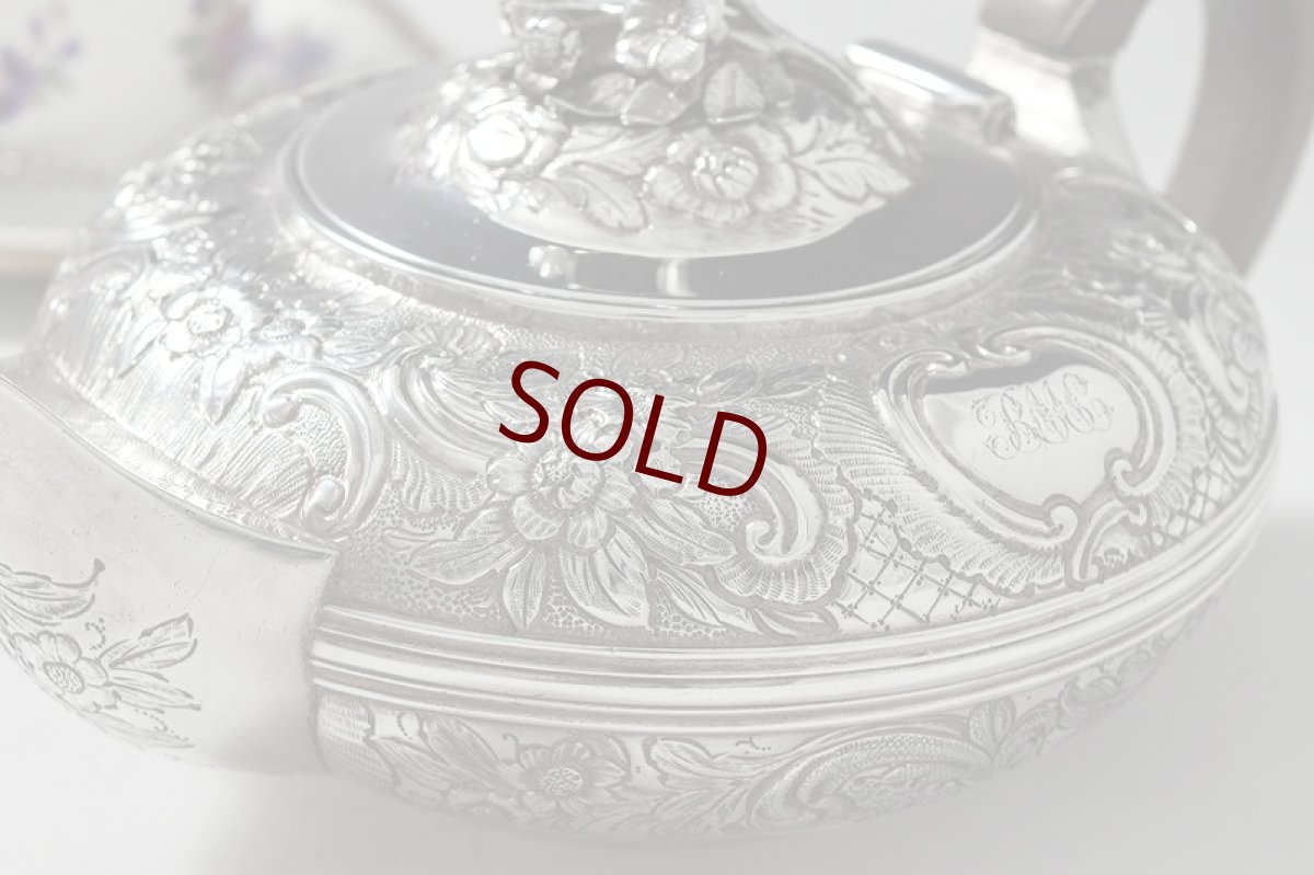 画像4: 純銀製（925）ジョージアン　1823年バーナード制作、お花のチェイシング　手作り　ティーポット (4)