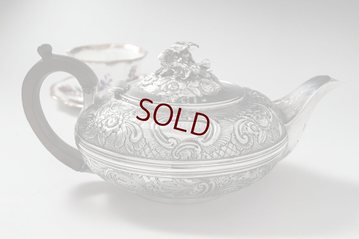 画像5: 純銀製（925）ジョージアン　1823年バーナード制作、お花のチェイシング　手作り　ティーポット (5)