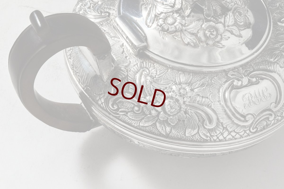 画像9: 純銀製（925）ジョージアン　1823年バーナード制作、お花のチェイシング　手作り　ティーポット (9)