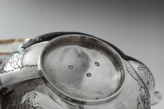 画像7: 純銀製（925）ジョージアン　1823年バーナード制作、お花のチェイシング　手作り　ティーポット (7)