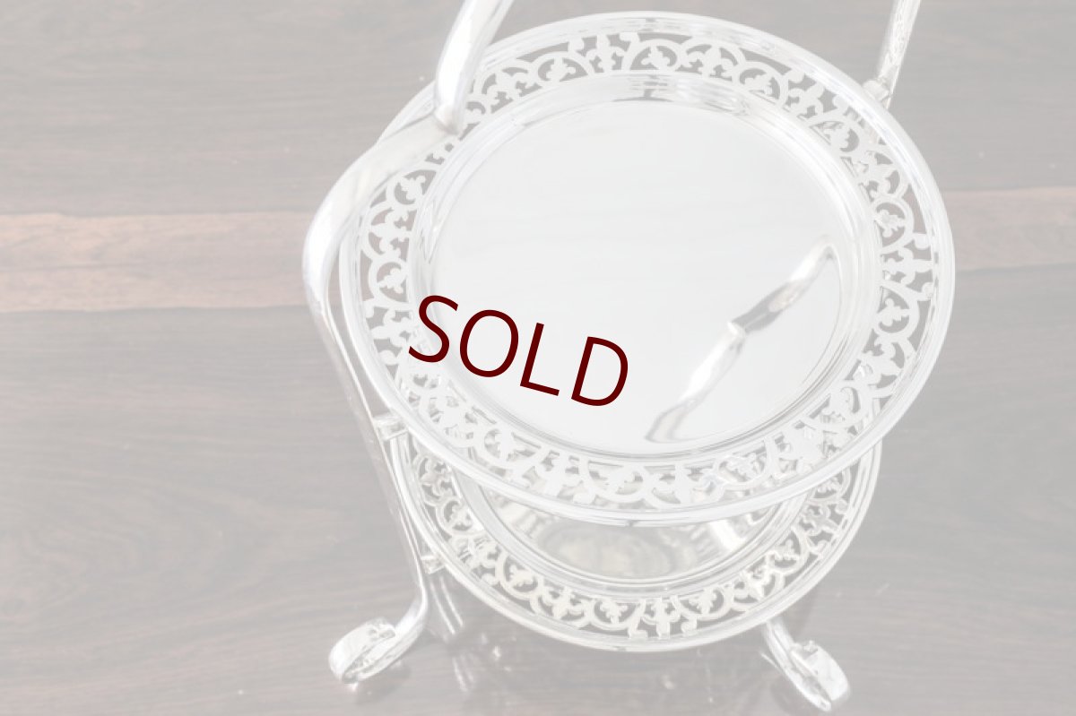 画像2: シルバープレート製　1930年代　透かし細工　二段　アフタヌーンティー用　ケーキスタンド  (2)