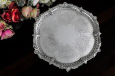 画像1: シルバープレート　ヴィクトリア時代後期　薔薇、お花、果物のハンドエングレービング　34cm　サルヴァ  (1)