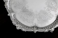 画像2: シルバープレート　ヴィクトリア時代後期　薔薇、お花、果物のハンドエングレービング　34cm　サルヴァ  (2)