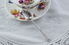 画像7: 純銀製（９２５）1891年 Atkin Brothers シェル型透かし細工ティースプーン＆シュガートングセット (7)