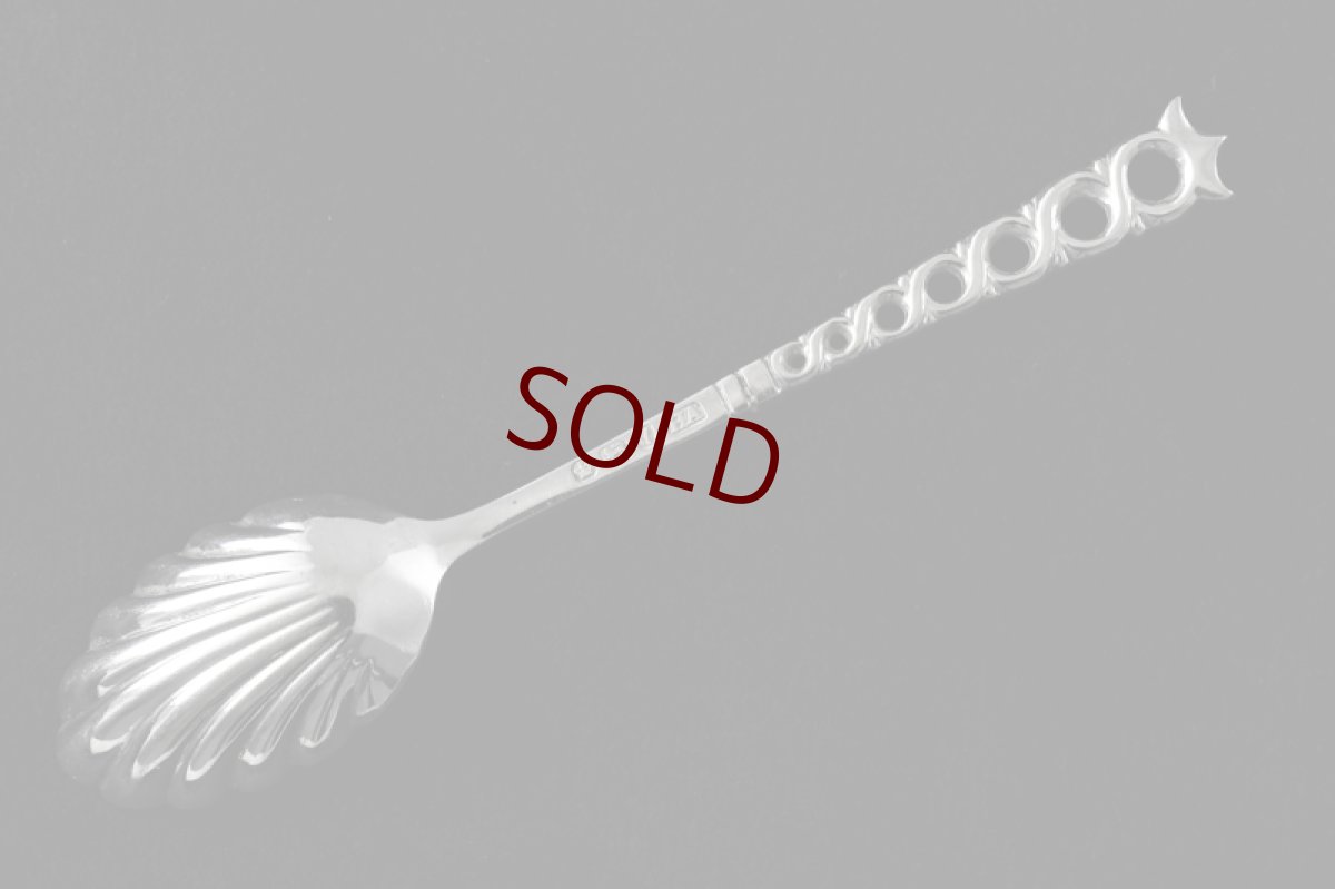 画像9: 純銀製（９２５）1891年 Atkin Brothers シェル型透かし細工ティースプーン＆シュガートングセット (9)