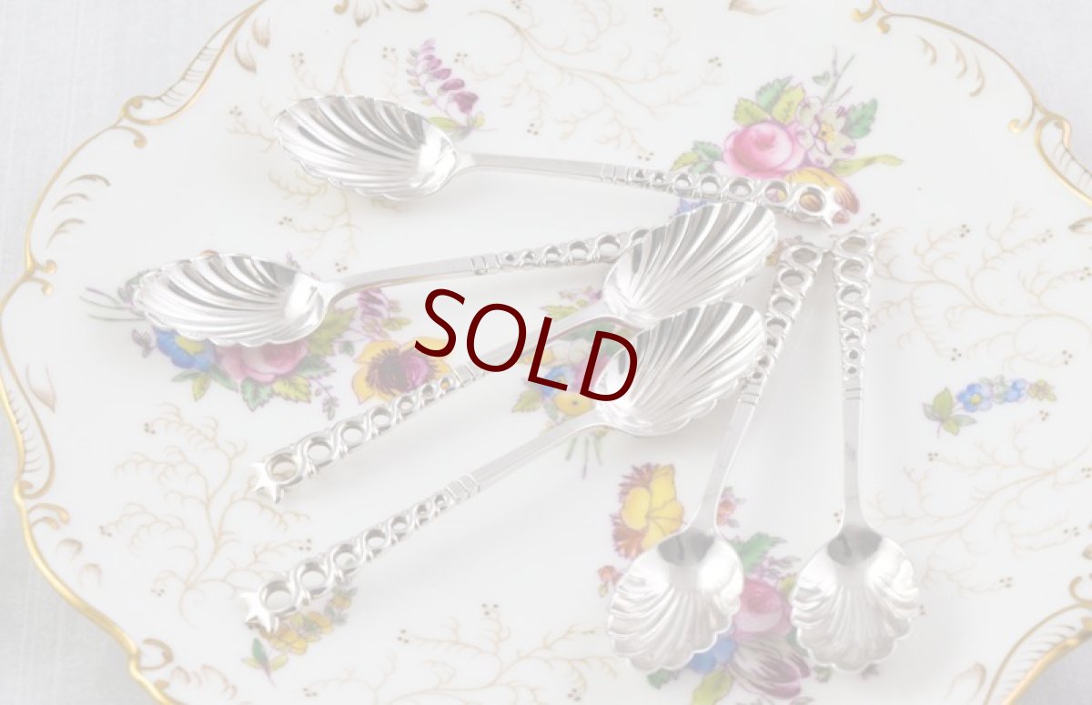 画像2: 純銀製（９２５）1891年 Atkin Brothers シェル型透かし細工ティースプーン＆シュガートングセット (2)