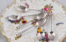 画像2: 純銀製（９２５）1891年 Atkin Brothers シェル型透かし細工ティースプーン＆シュガートングセット (2)