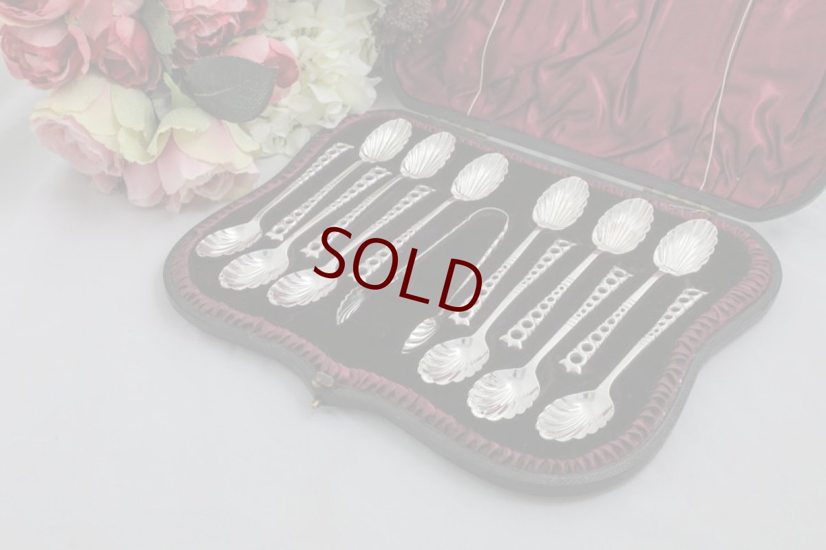 画像1: 純銀製（９２５）1891年 Atkin Brothers シェル型透かし細工ティースプーン＆シュガートングセット (1)