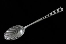 画像8: 純銀製（９２５）1891年 Atkin Brothers シェル型透かし細工ティースプーン＆シュガートングセット (8)