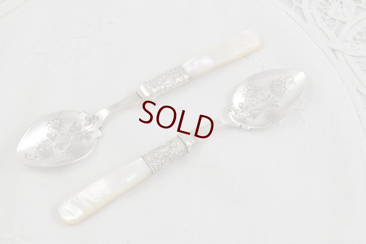 画像3: シルバープレート　ヴィクトリアン 白蝶貝ハンドル　手彫りのお花　美装飾　ジャムスプーンセット  (3)