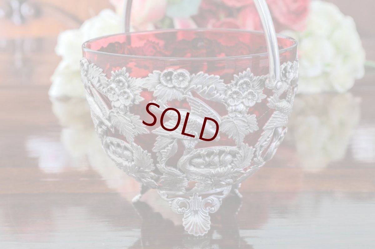 画像1: 1900年前後　ひな鳥たちに餌をやる親鳥のモチーフ　透かし細工 クランベリーグラス　シュガーバスケット  (1)