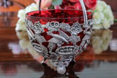 画像1: 1900年前後　ひな鳥たちに餌をやる親鳥のモチーフ　透かし細工 クランベリーグラス　シュガーバスケット  (1)