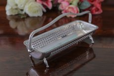 画像1: シルバープレート　ビンテージ　一番人気！　手彫り装飾　ビスケットトレイ  (1)