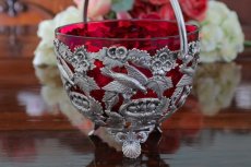 画像6: 1900年前後　ひな鳥たちに餌をやる親鳥のモチーフ　透かし細工 クランベリーグラス　シュガーバスケット  (6)