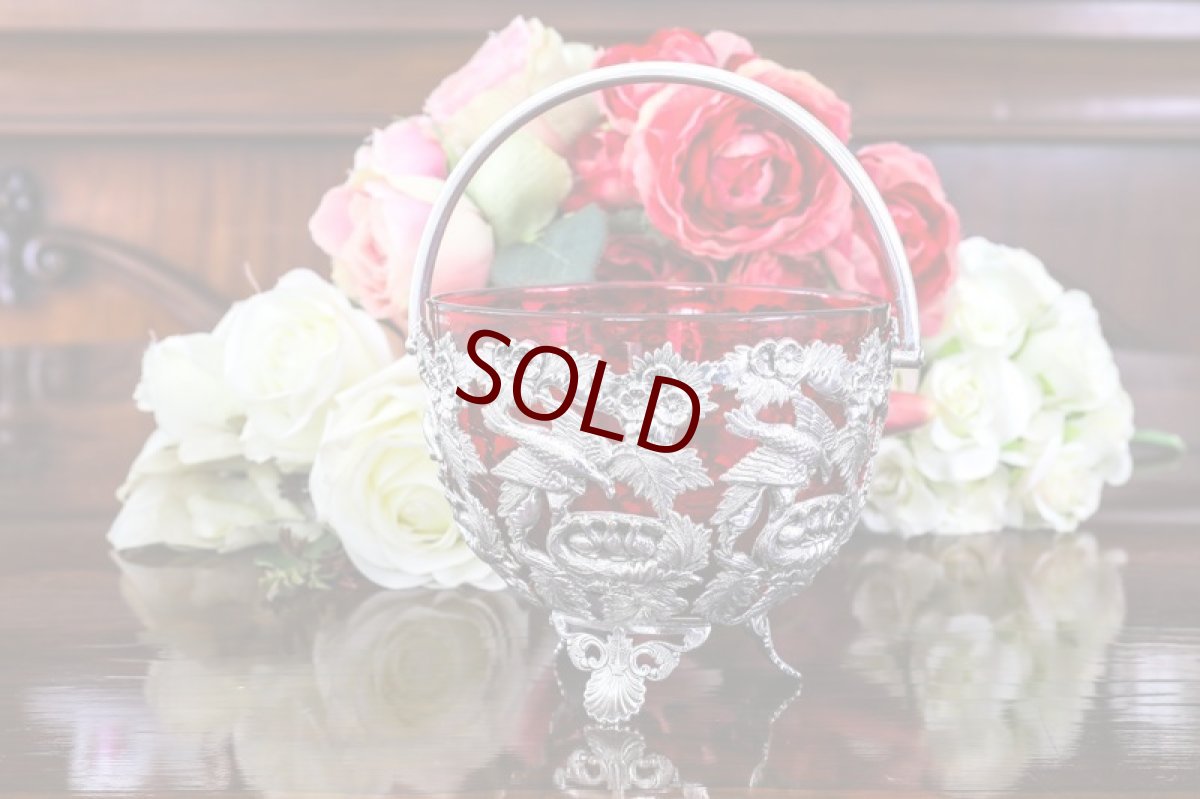 画像2: 1900年前後　ひな鳥たちに餌をやる親鳥のモチーフ　透かし細工 クランベリーグラス　シュガーバスケット  (2)