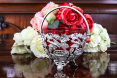 画像2: 1900年前後　ひな鳥たちに餌をやる親鳥のモチーフ　透かし細工 クランベリーグラス　シュガーバスケット  (2)