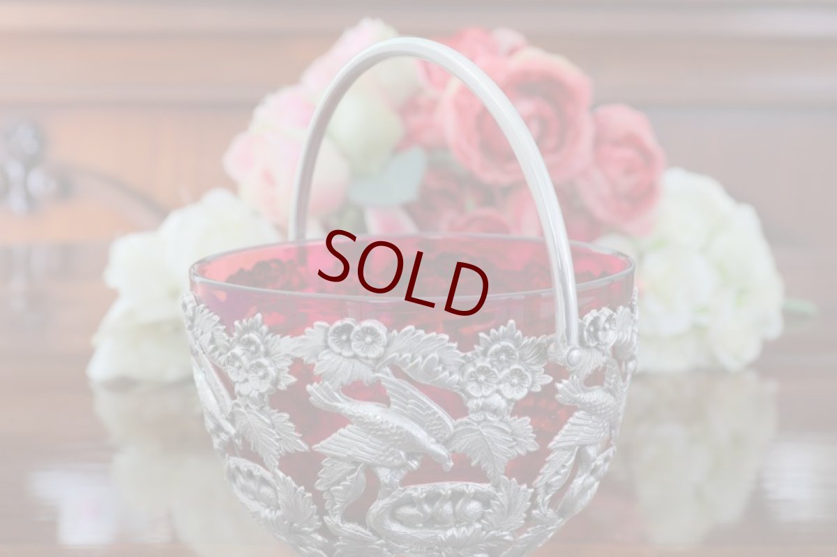 画像5: 1900年前後　ひな鳥たちに餌をやる親鳥のモチーフ　透かし細工 クランベリーグラス　シュガーバスケット  (5)