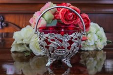 画像4: 1900年前後　ひな鳥たちに餌をやる親鳥のモチーフ　透かし細工 クランベリーグラス　シュガーバスケット  (4)