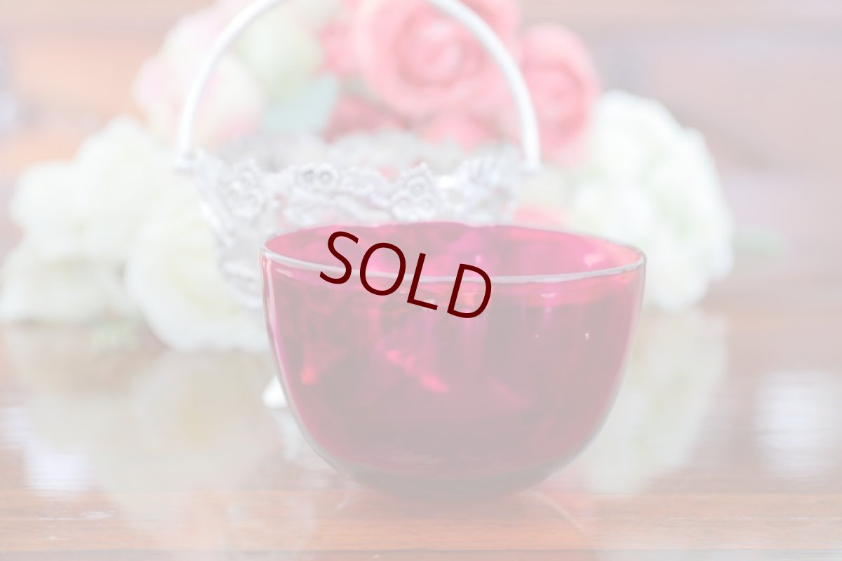 画像7: 1900年前後　ひな鳥たちに餌をやる親鳥のモチーフ　透かし細工 クランベリーグラス　シュガーバスケット  (7)