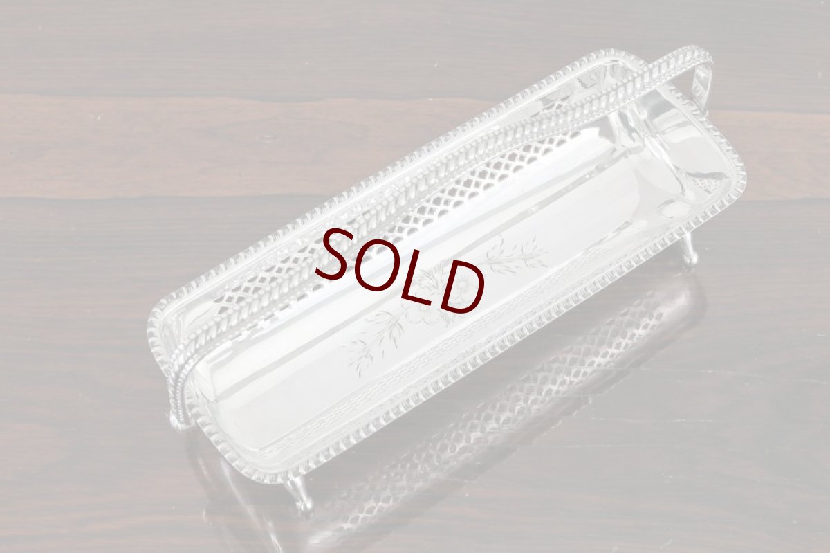 画像2: シルバープレート　ビンテージ　一番人気！　手彫り装飾　ビスケットトレイ  (2)