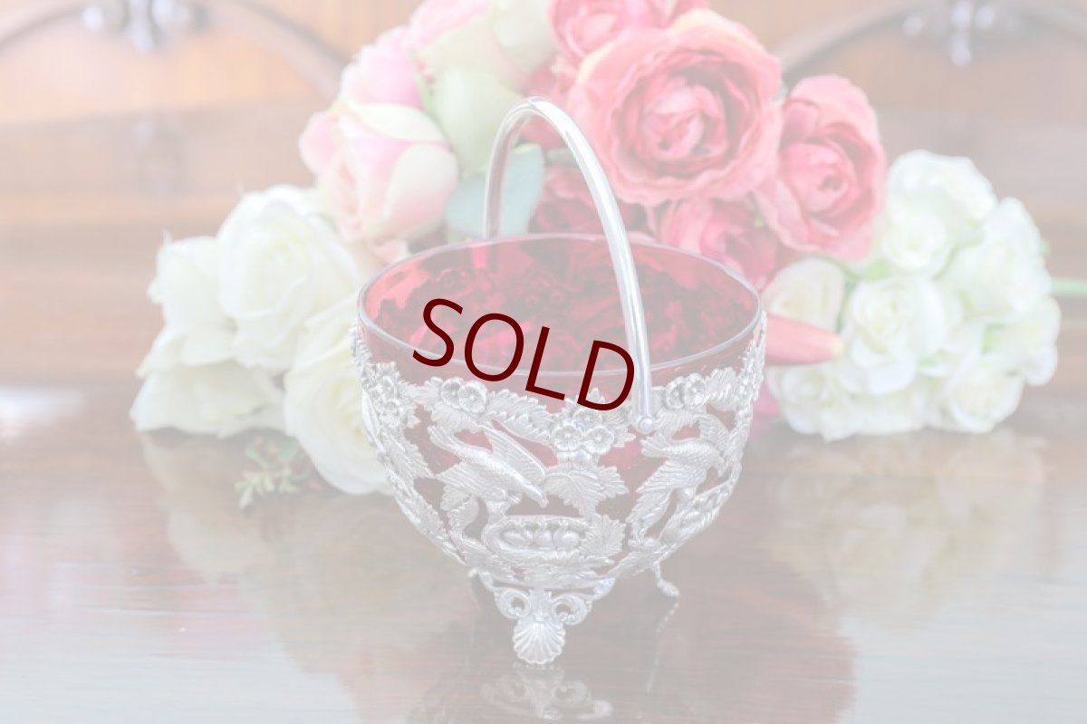 画像8: 1900年前後　ひな鳥たちに餌をやる親鳥のモチーフ　透かし細工 クランベリーグラス　シュガーバスケット  (8)